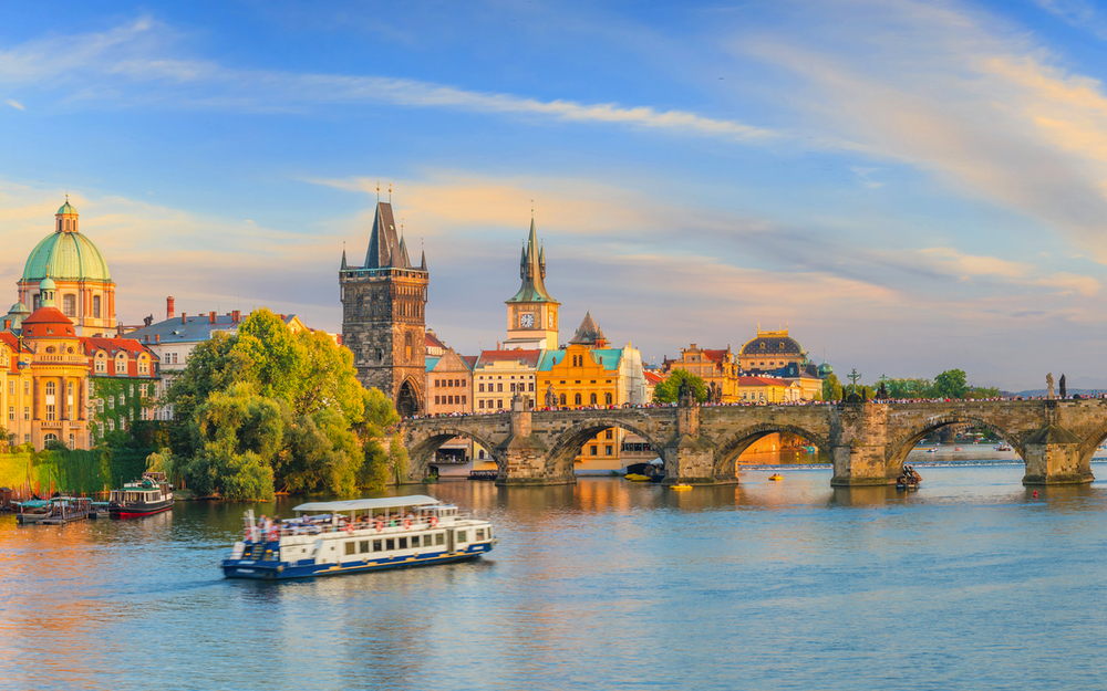 Karlsbrücke und Skyline von Prag