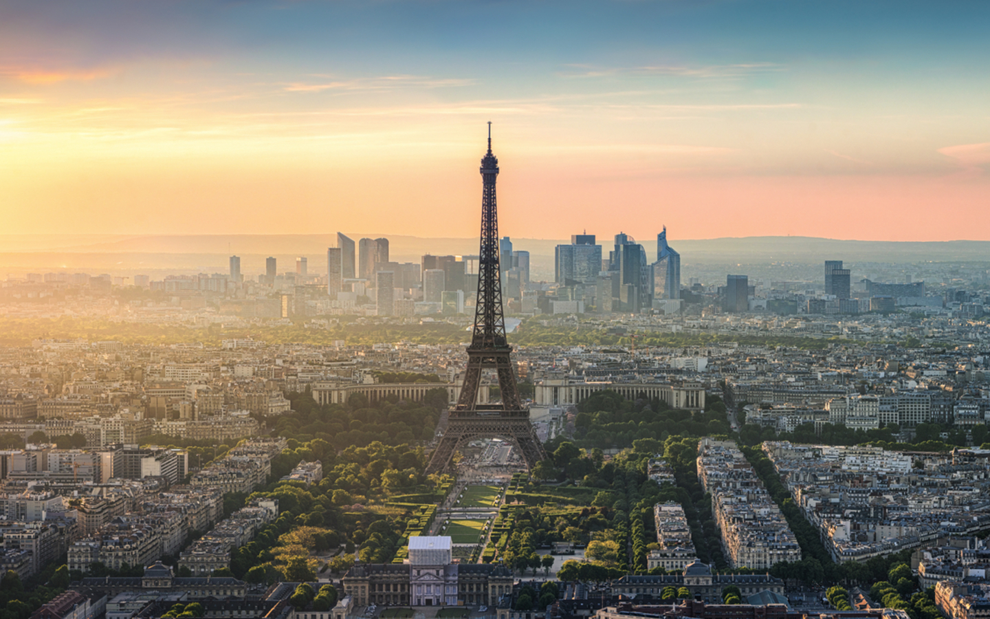 Panorama von Paris bei Sonnenuntergang mit Eiffelturm