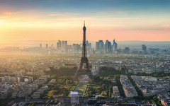 Panorama von Paris bei Sonnenuntergang mit Eiffelturm
