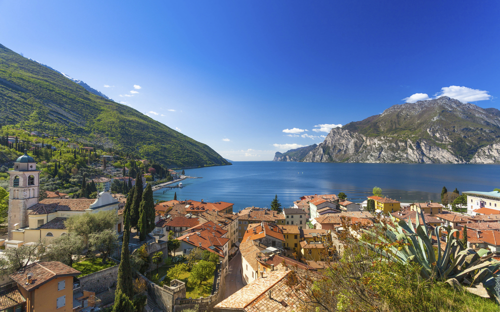 Frühling am Gardasee: Ausschnitt des Sees bei sonnigem Wetter.