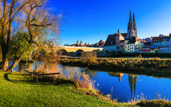 herbstliches Regensburg an der Donau in Bayern