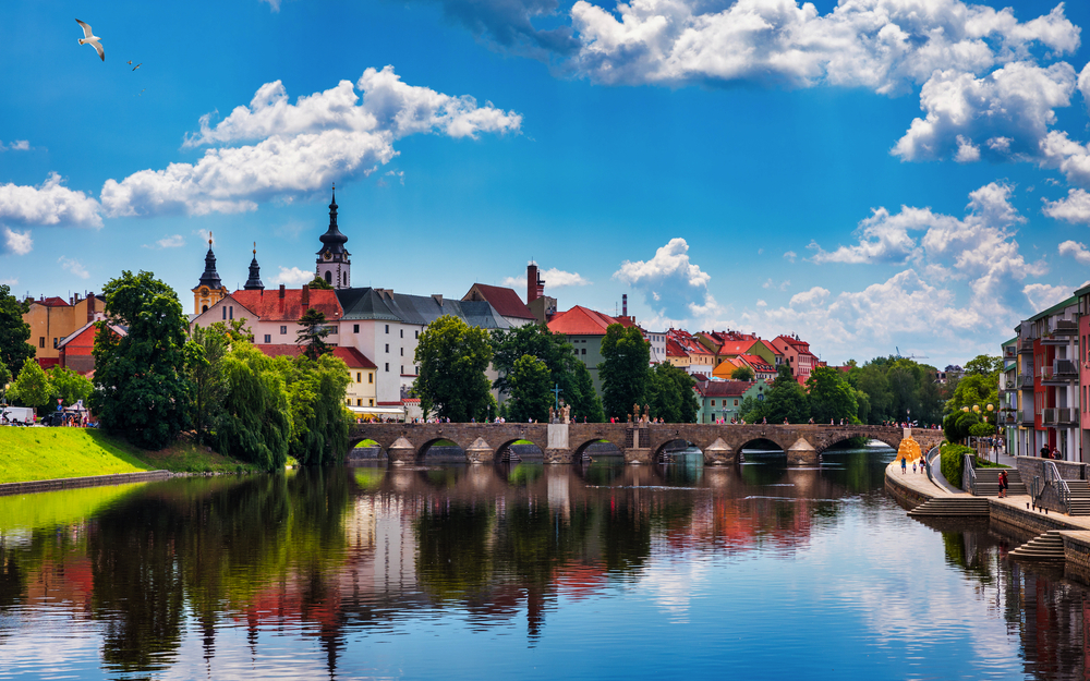 mittelalterliche Stadt Pisek und historische Steinbrücke über den Fluss Otava in Südböhmen, Tschechien