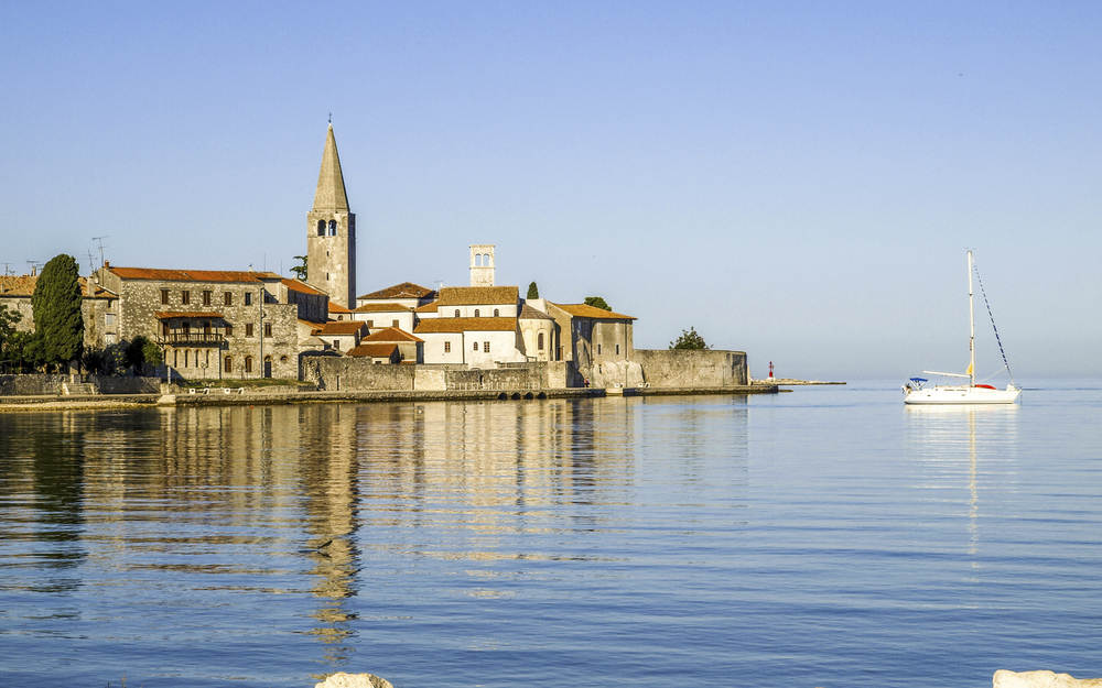 Blick vom Ufer in Istrien auf Gebäude am Wasser.