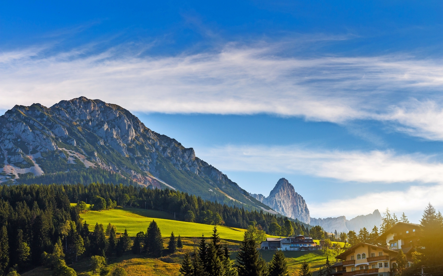 Landschaft von Bergen, grünes Feld, Himmel, Wald in Filzmoos, Salzburg, Österreich