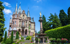 Schloss Drachenburg am Drachenfelsen