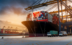 Containerschiff im Hamburger Hafen