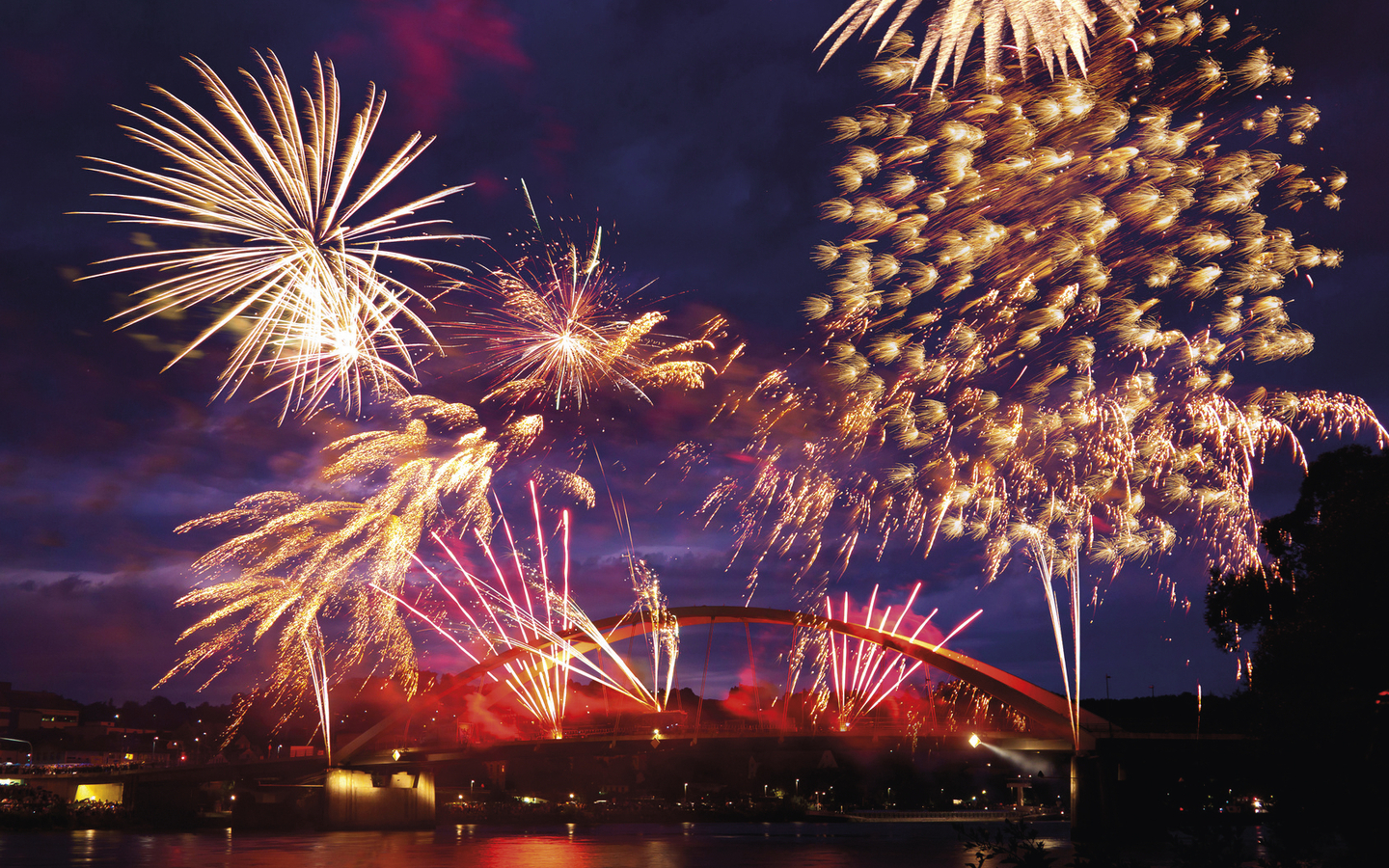 Feuerwerk über der Donau