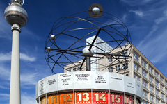Urania Weltzeituhr am Alexanderplatz in Berlin