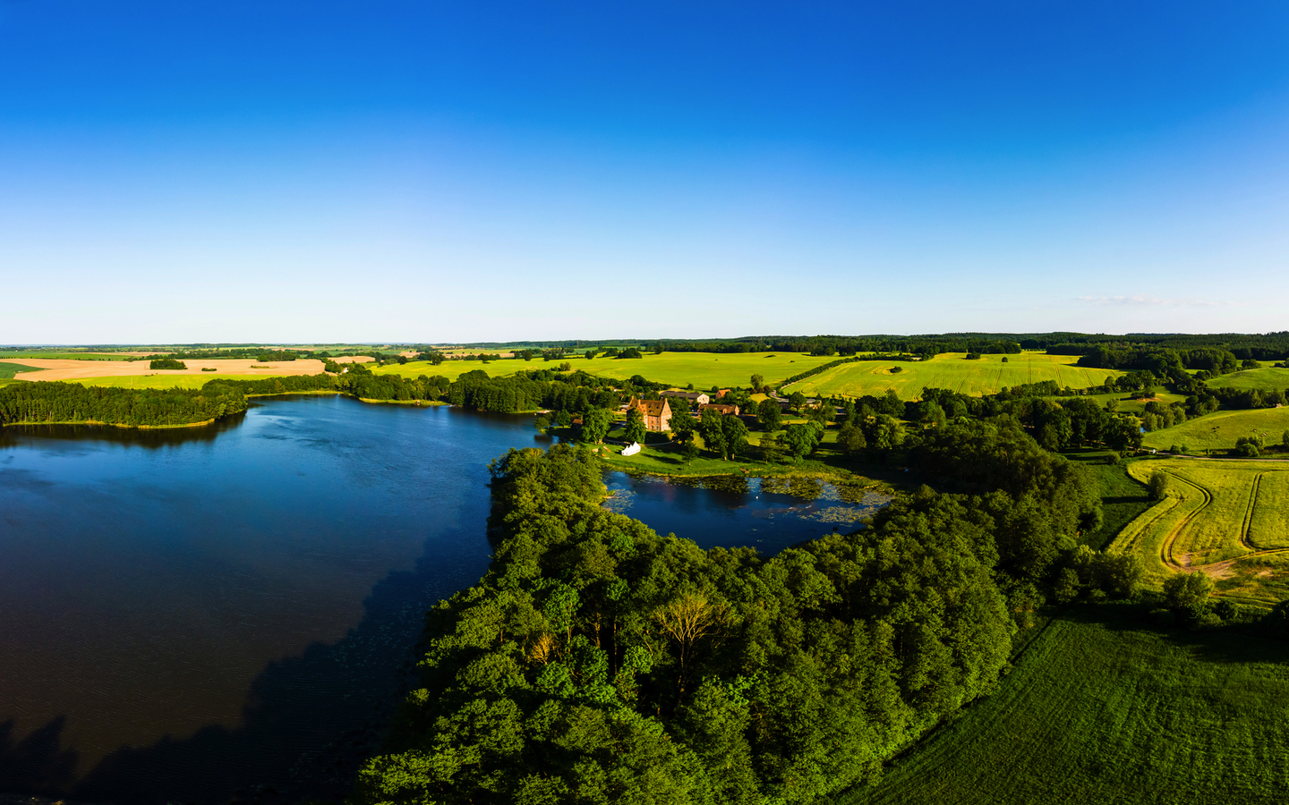 Hotel Schloss Ulrichshusen mit Ulrichshuser See nahe Schwinkendorf, Mecklenburgische Seenplatte, Mecklenburg-Vorpommern, Deutschland