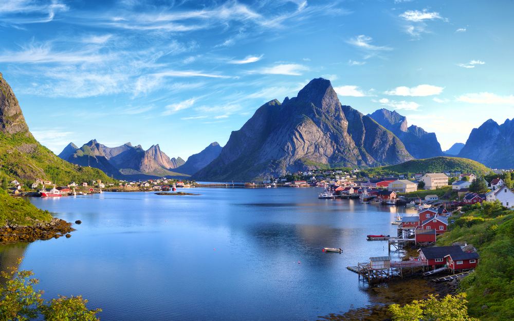 Panoramaansicht von Reine auf den Lofoten in Norwegen mit Bergen und Inseln im Hintergrund.