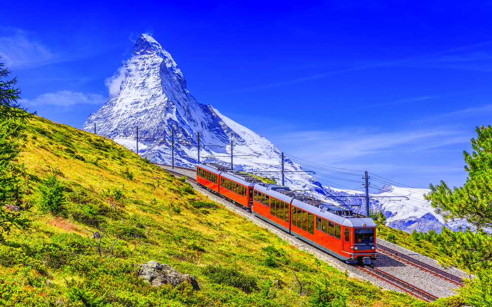 Gornergratbahn in Zermatt vor dem Matterhorn in den Schweizer Alpen.