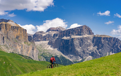 Mountainbikerin in den Dolomiten