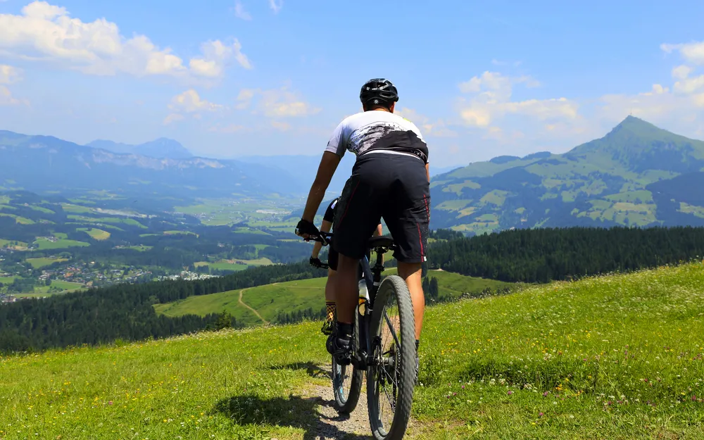 Radfahrer in den Bergen mit Landschaftspanorama