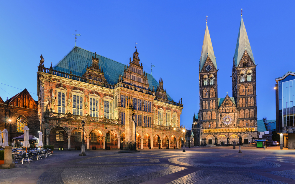 Historisches Rathaus und St. Petri Dom in Bremen bei Dämmerung.