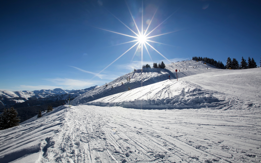 Schneebedeckte Berglandschaft unter strahlender Sonne.