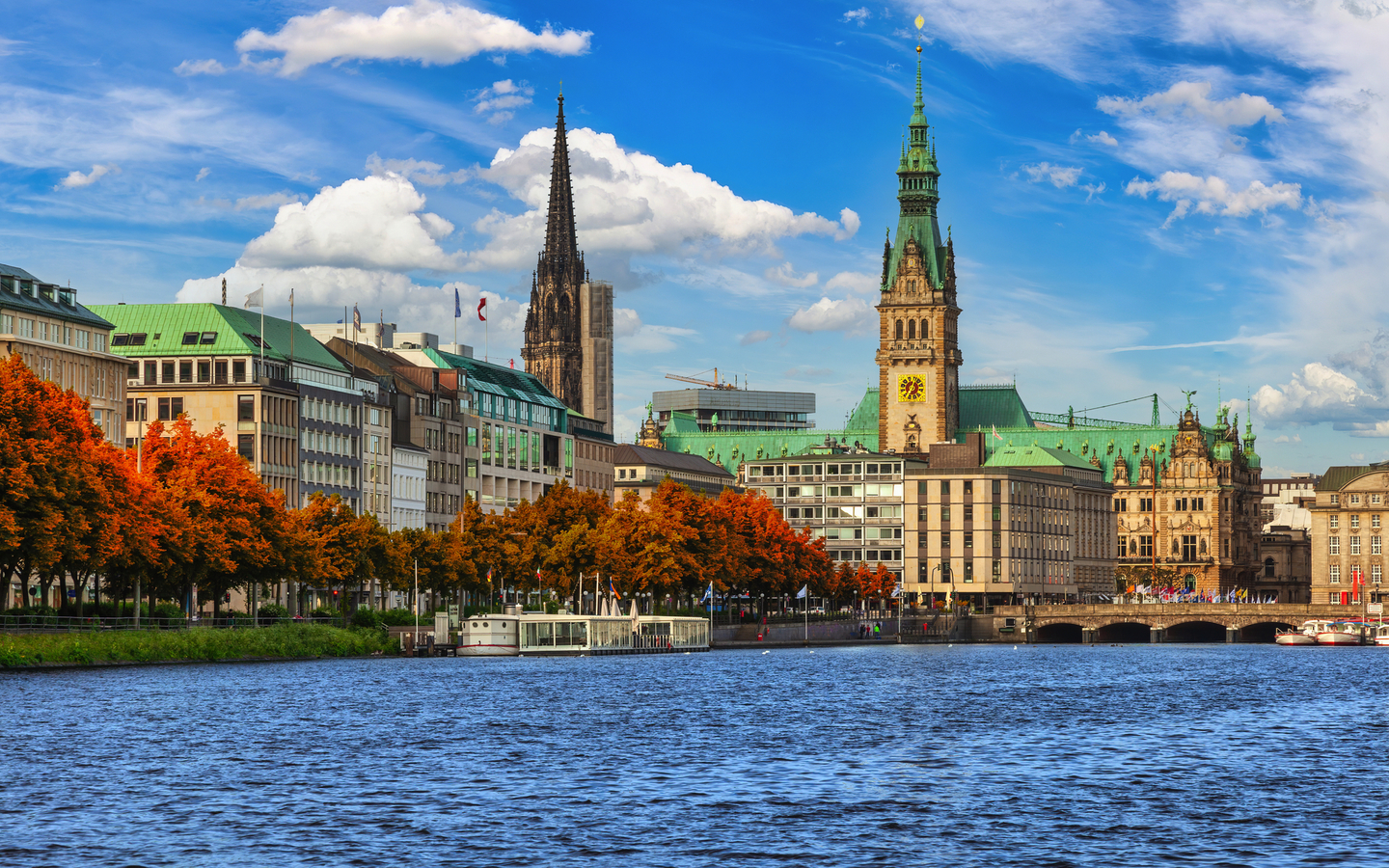 Hamburg, Deutschland: Stadtpanorama an der Alster zur Zeit des Herbstlaubs