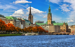 Hamburg, Deutschland: Stadtpanorama an der Alster zur Zeit des Herbstlaubs