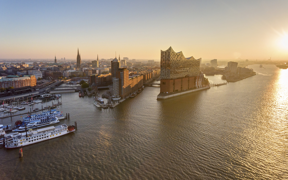 Hamburger Hafen mit Elbphilharmonie