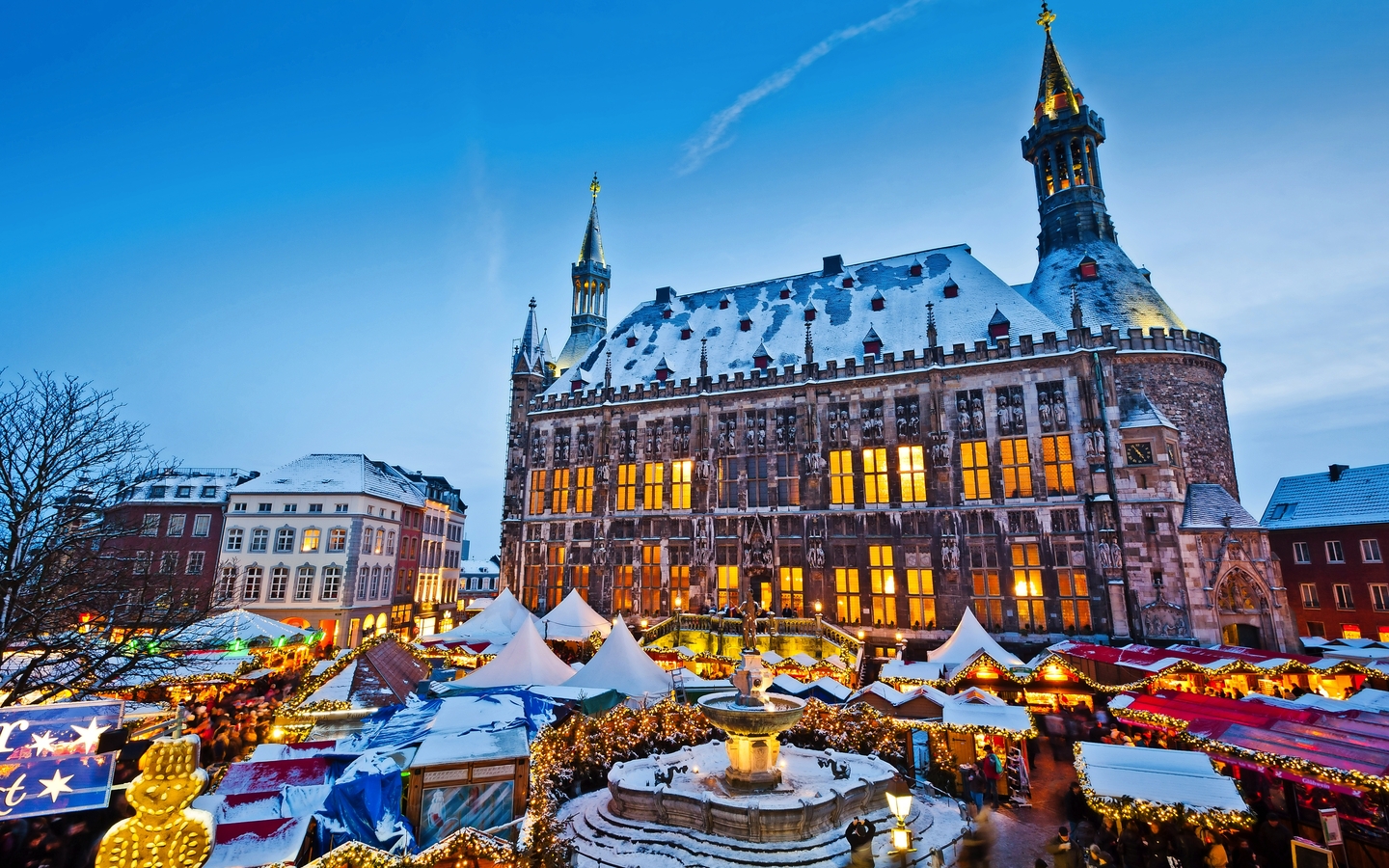 Weihnachtsmarkt rund um das Rathaus in Aachen, Deutschland