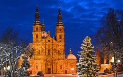 Fuldaer Dom im Winter mit Schnee und Weihnachtsbaum bei Nacht
