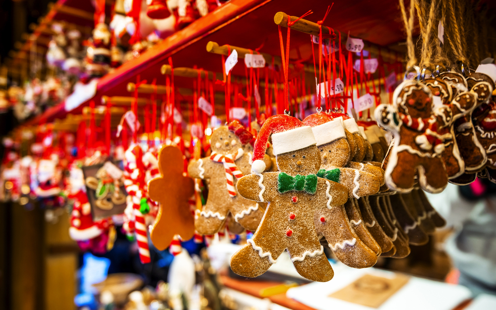 Lebkuchenanhänger in weihnachtlicher Dekoration an einem Holzstand