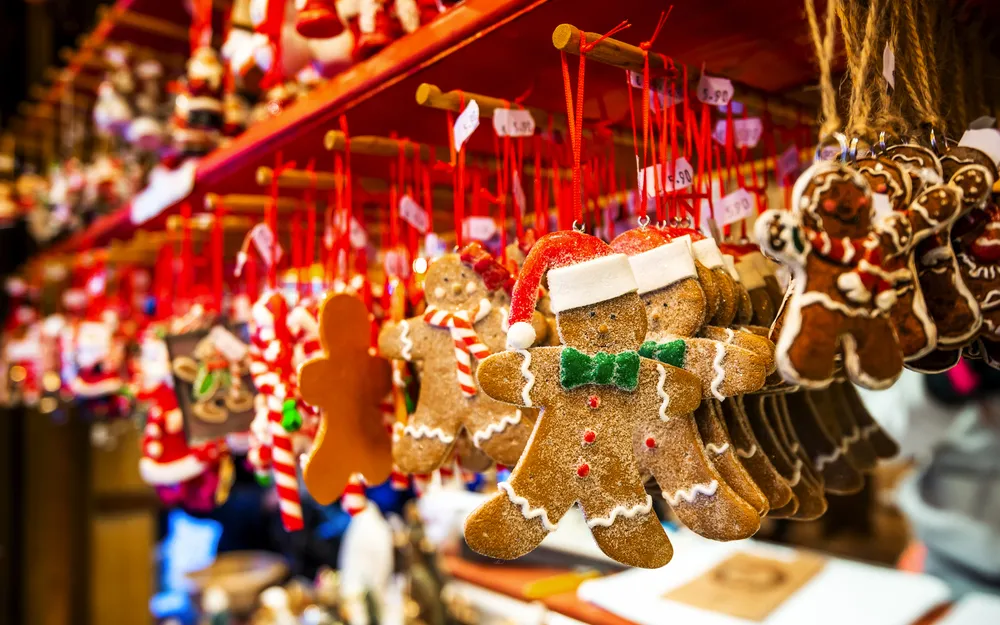 Lebkuchenanhänger in weihnachtlicher Dekoration an einem Holzstand