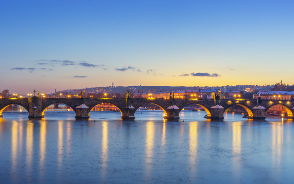 Karlsbrücke und Skyline von Prag