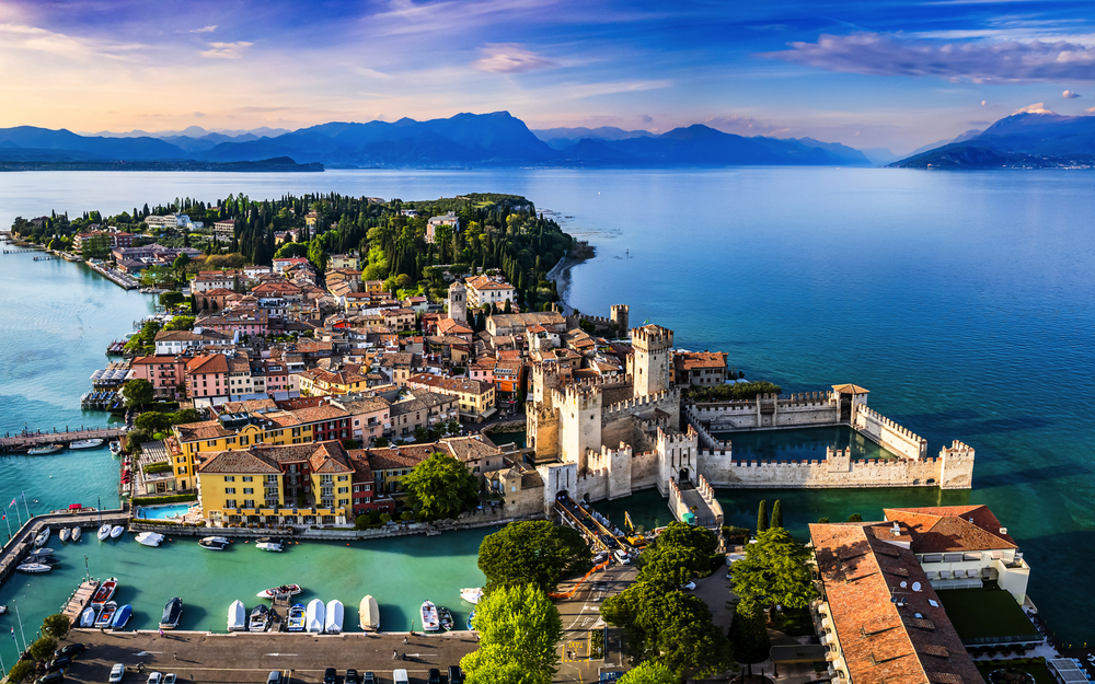 Altstadt und Hafen von Sirmione in Italien
