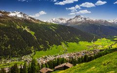 Blick auf die Stadt Davos und die Schweizer Alpen von der Spitze der Schatzalp