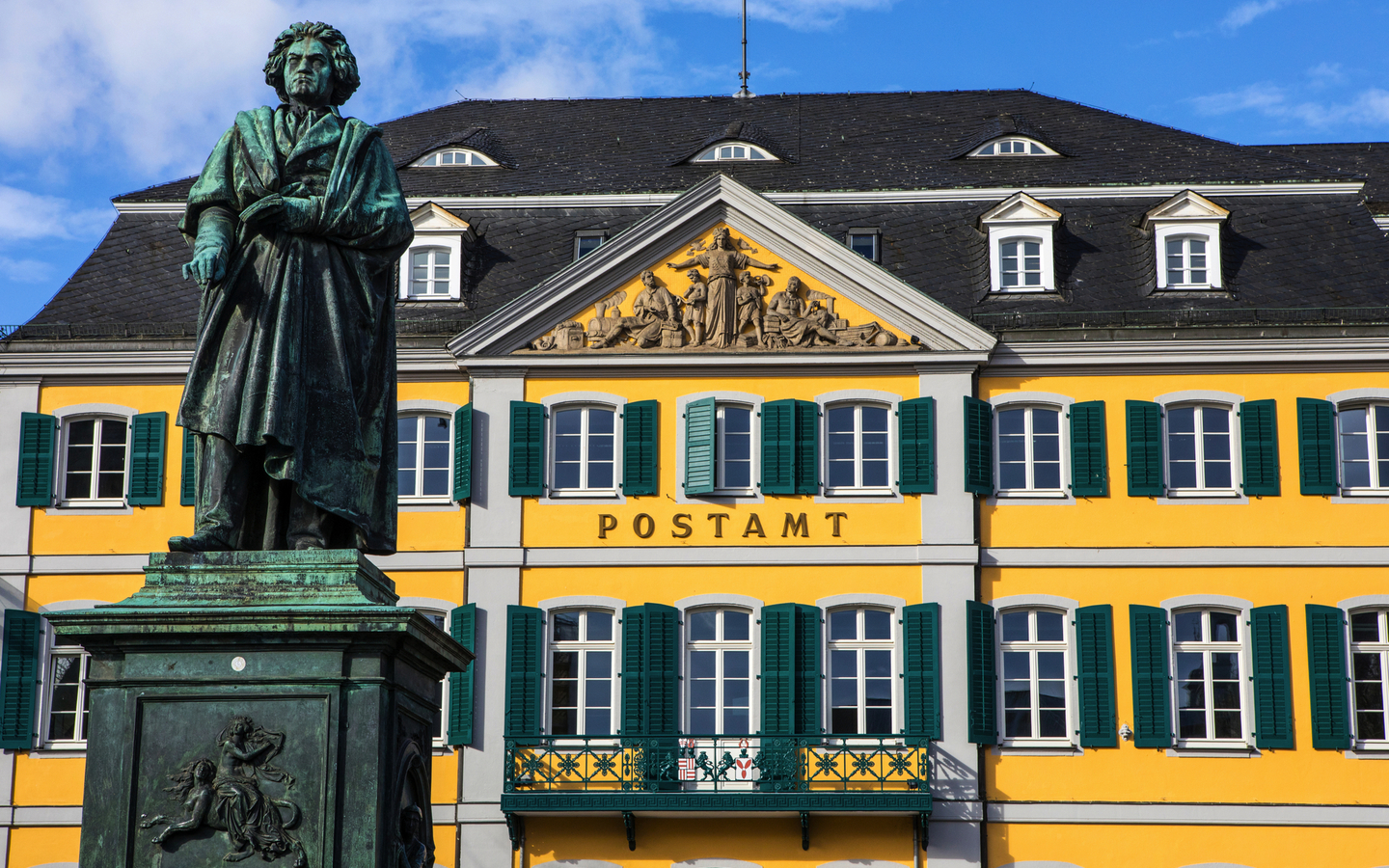Beethoven-Denkmal und Altes Postgebäude in Bonn