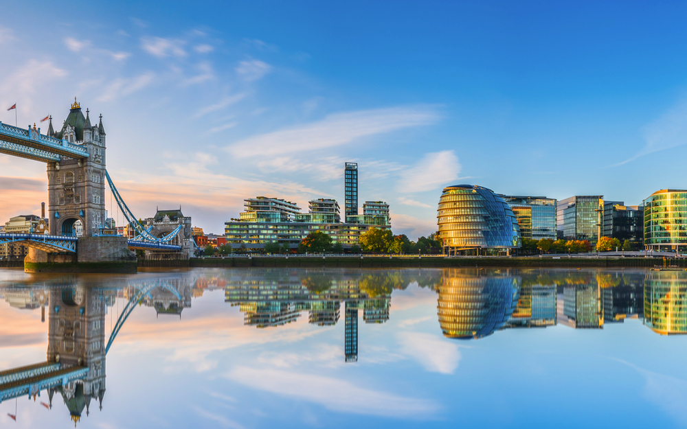 Morgenpanorama der London Tower Bridge mit Reflexion