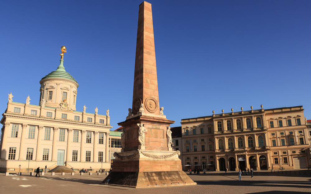 Obelisk auf dem Alten Markt mit Altem Rathaus (Potsdam Museum) und Barberini Museum
