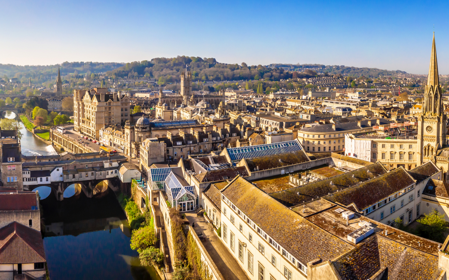Luftaufnahme der Pulteney-Brücke in Bath, England