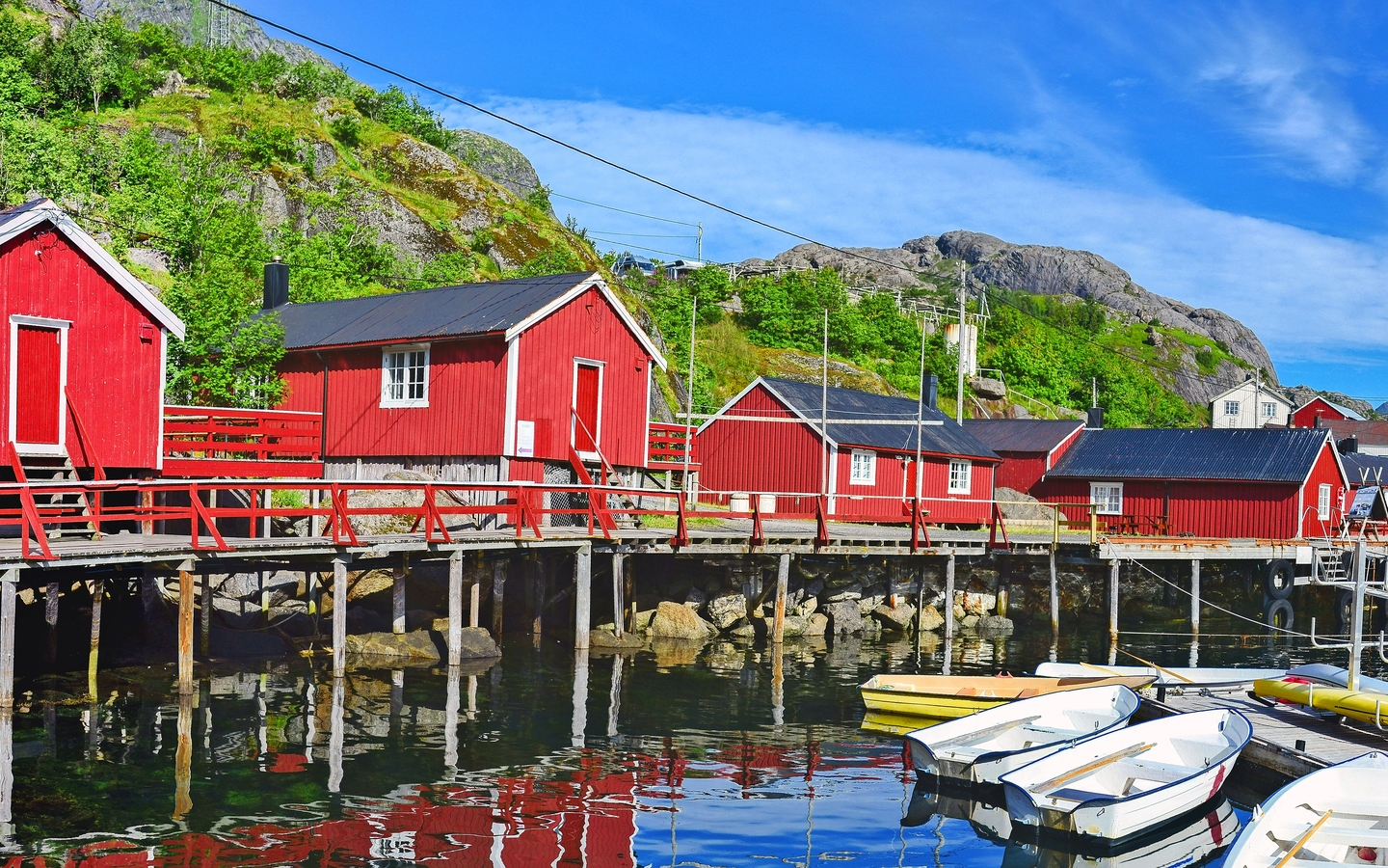 Nusfjord ist ein traditionelles altes Fischerdorf auf den Lofoten-Inseln