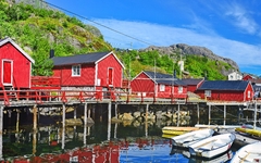 Nusfjord ist ein traditionelles altes Fischerdorf auf den Lofoten-Inseln