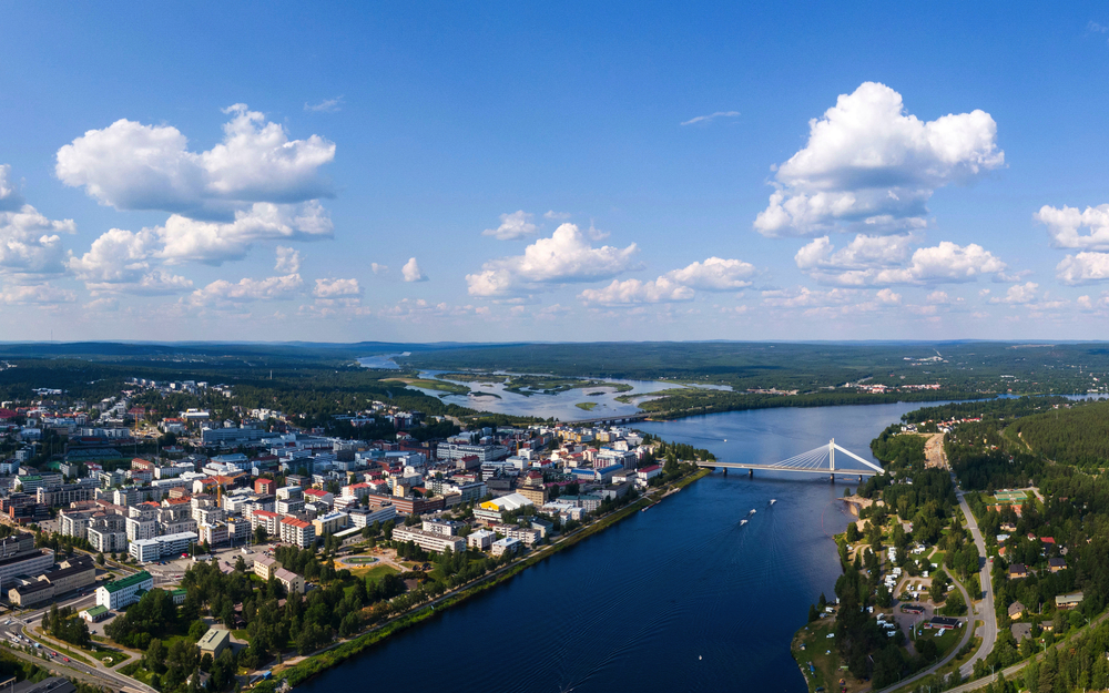 Luftaufnahme der Stadt Rovaniemi in Nordfinnland