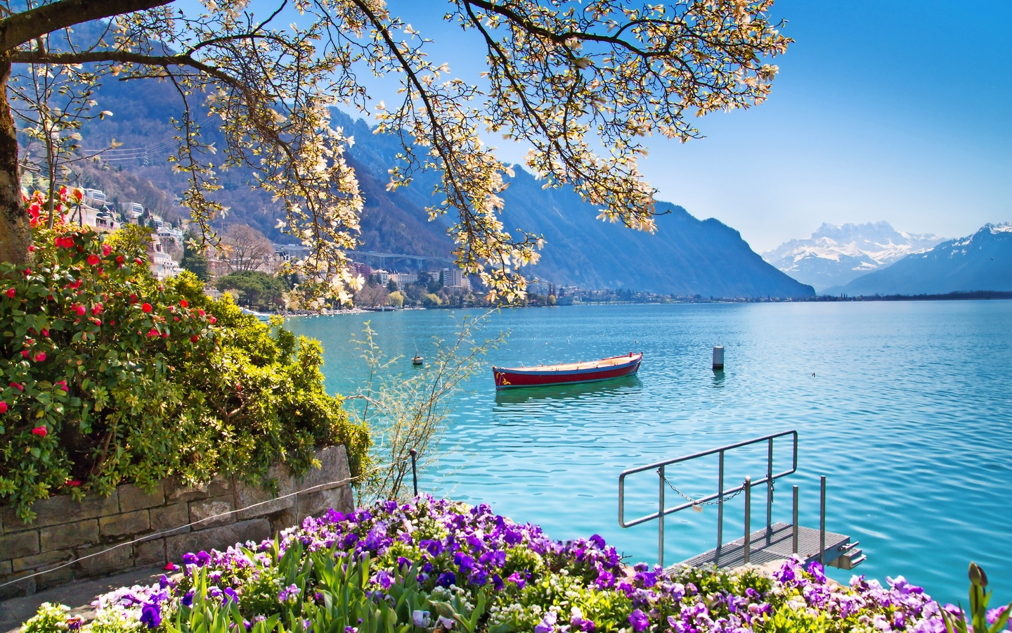 Blumen, Berge und Genfer See in Montreux, Schweiz