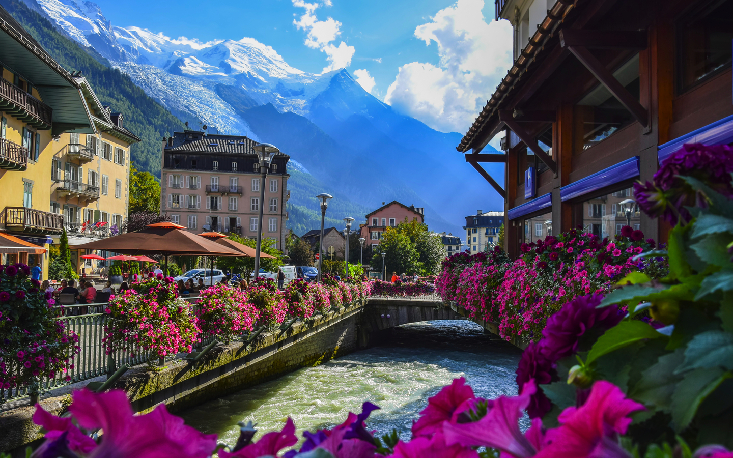 Blick auf den Fluss Arve und das Mont-Blanc-Massiv vom Zentrum von Chamonix aus