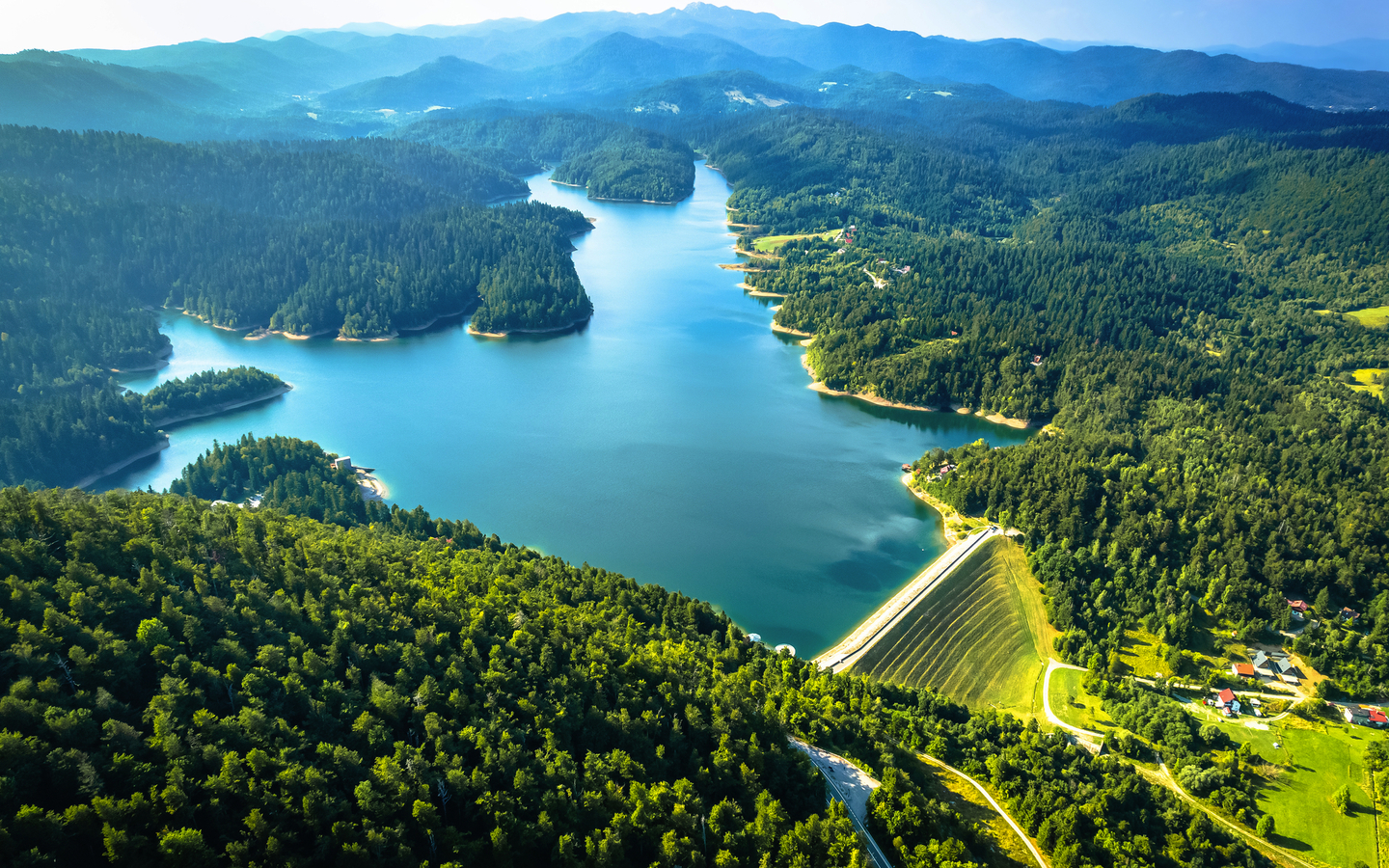 See Lokvarsko jezero in der gebirgige und bewaldete Region Gorski Kotar