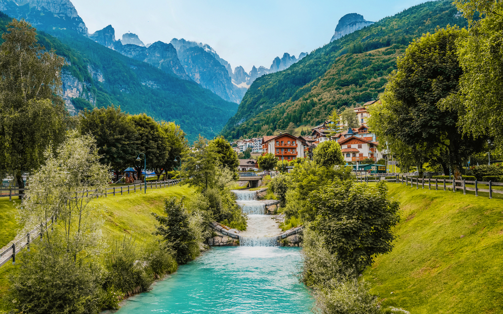 die Stadt Molveno und der Molvenosee, ein Alpensee im Trentino, Italien