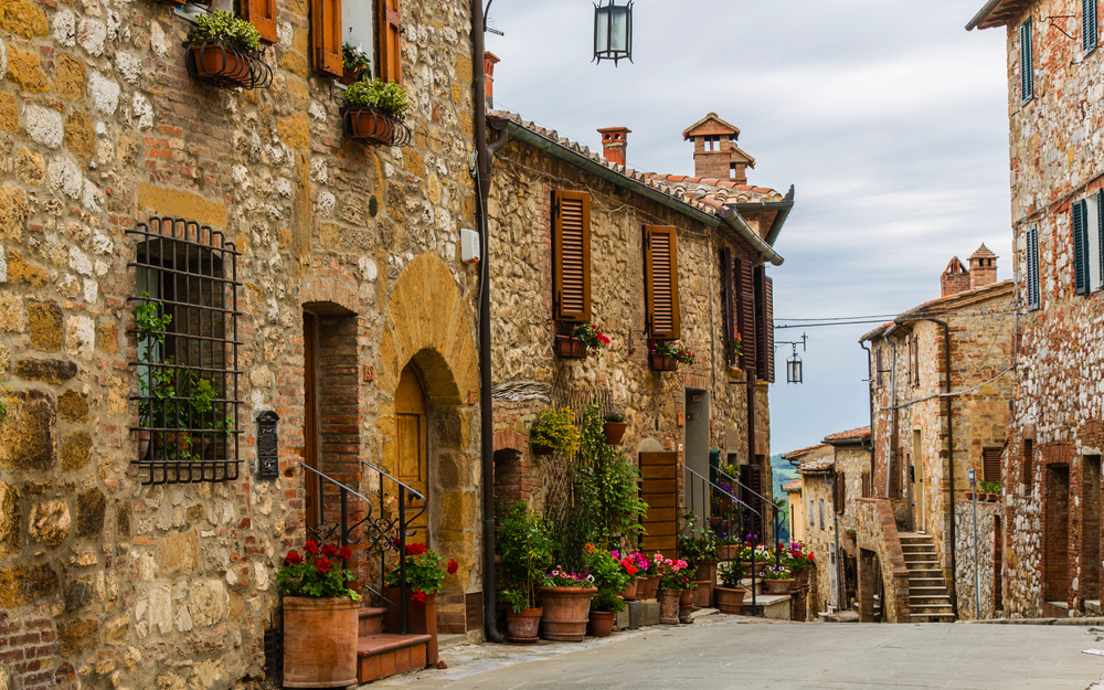 typische Gasse in der Toskana
