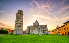 Schiefer Turm und Dom Santa Maria Assunta am Piazza dei Miracoli in Pisa, Italien