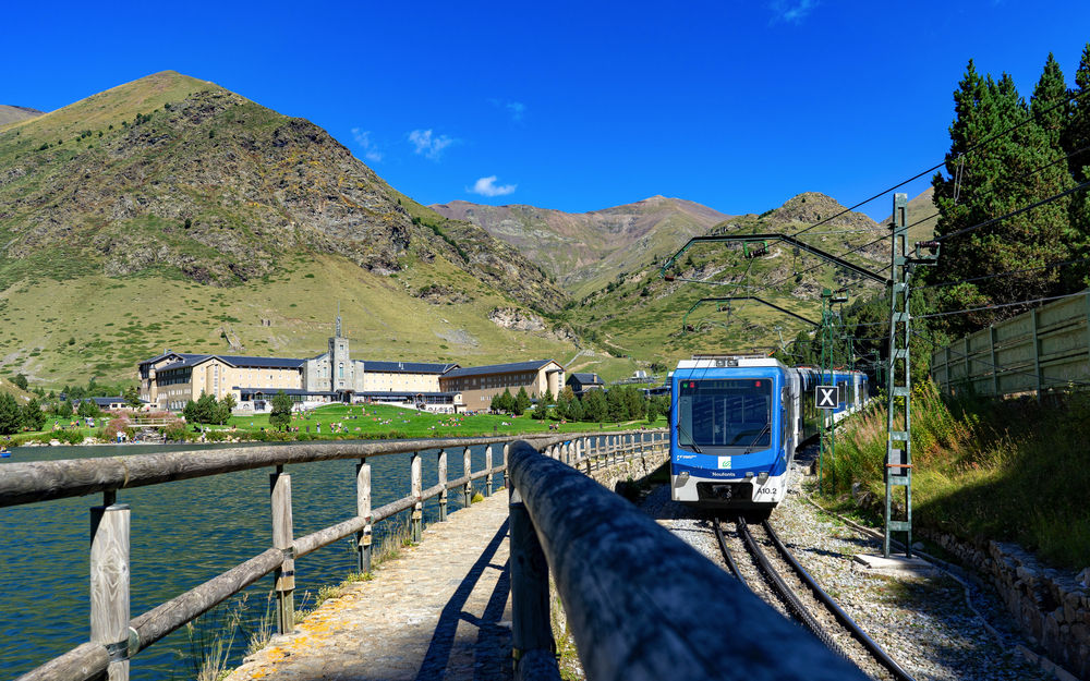 Zahnradbahn Cremallera de Núria im Vall de Núria in den katalanischen Pyrenäen, Spanien