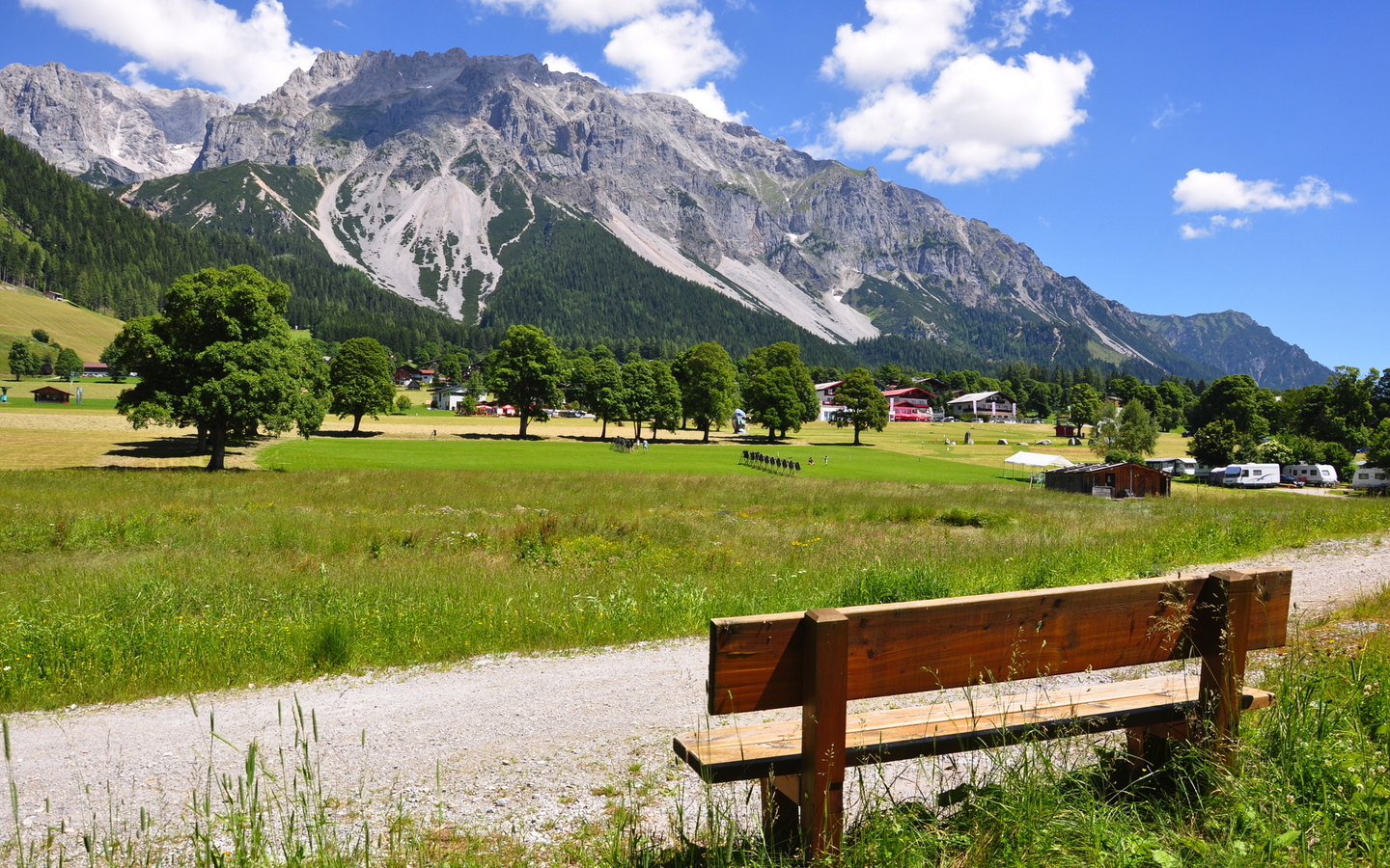 Bank mit Blick zum Dachstein / Steiermark