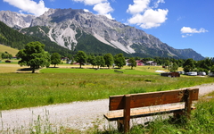 Bank mit Blick zum Dachstein / Steiermark
