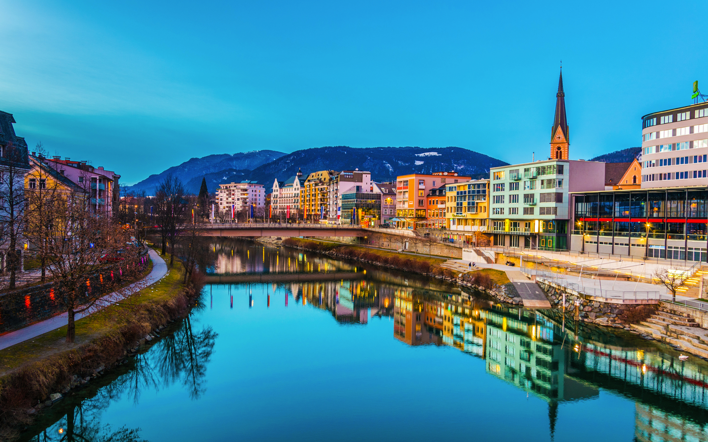 Blick auf ein Flussufer der Drau bei Sonnenuntergang in Villach,Österreich,