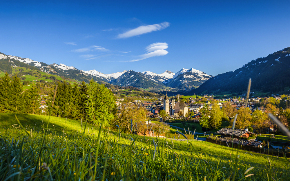 Alpenstadt Kitzbühel im Frühling