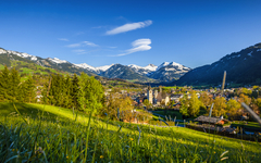 Alpenstadt Kitzbühel im Frühling