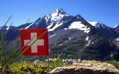 Schweizer Flagge vor Alpenkulisse