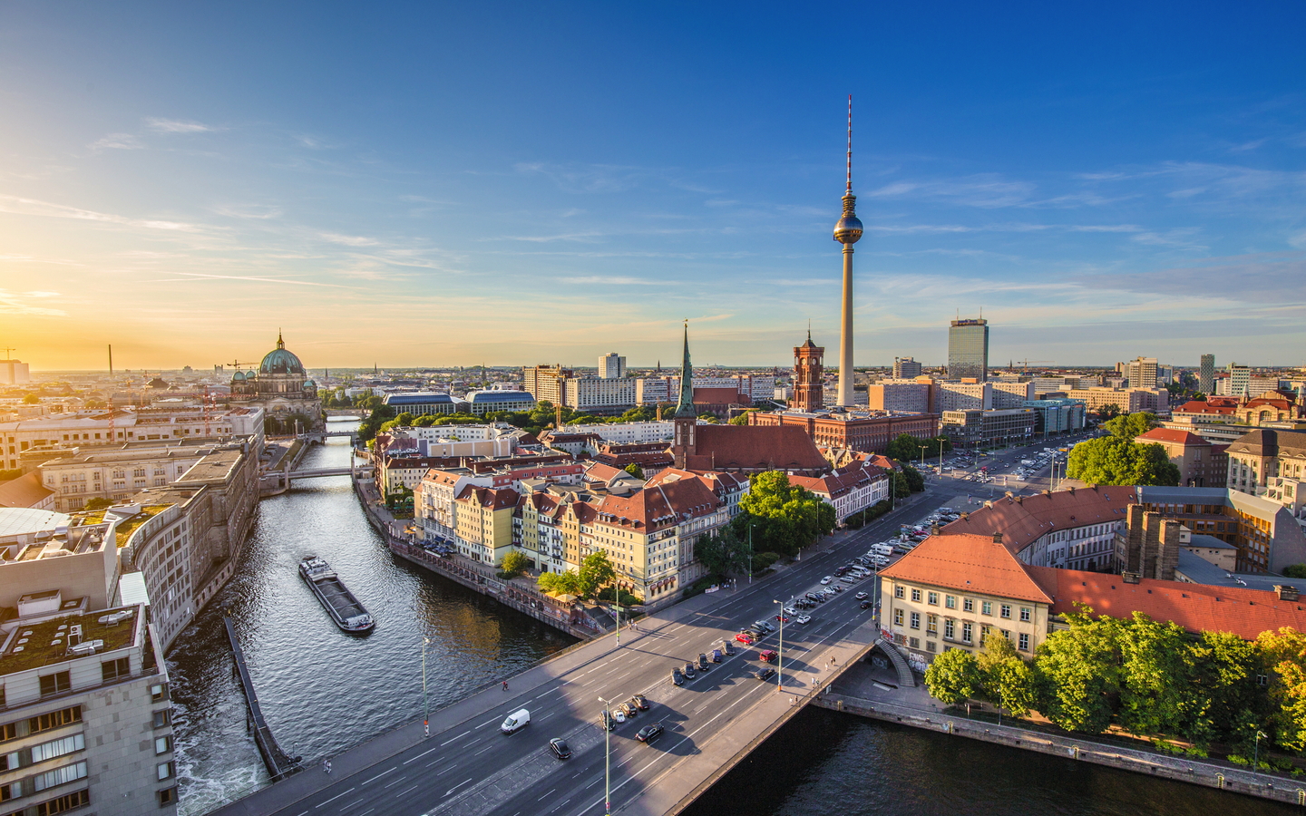 Skyline von Berlin mit Nikolaiviertel, Berliner Dom und Fernsehturm